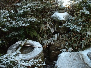 京都: 冬のお寺の蹲(つくばい) 京都: 冬のお寺の蹲(つくばい)