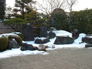 京都： 冬のお寺の庭の石組み