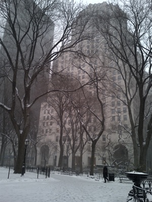 ニューヨーク：雪のマンハッタンのクレディスイスビル。爆弾落とされても壊れなさそう。
